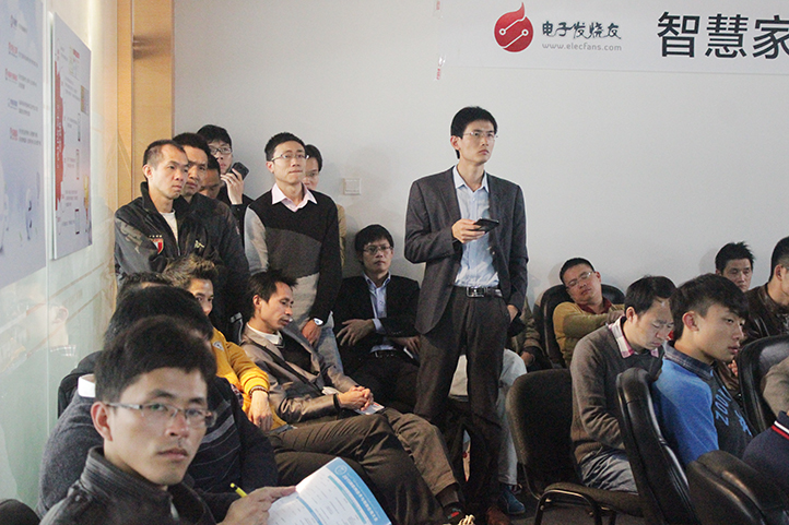 没有座位了,坚持站着听演讲的观众们。